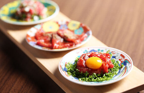 近江牛認定ユッケから牛刺し、肉寿司まで肉の旨味を存分に味わう！こぼれるウニとユッケのドックが絶品｜焼肉牛匠　新